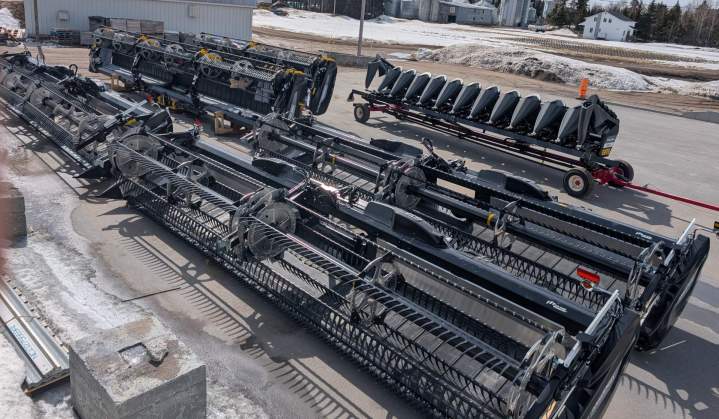 Equipe de réparation machinerie agricole Laterrière